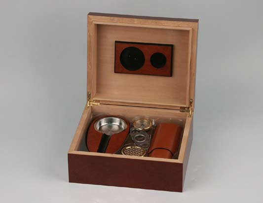 Humidor Rosenträ m. snoppare + askfat + Läderfodral Humidor Rosenträ m. snoppare + askfat + Läderfodral
